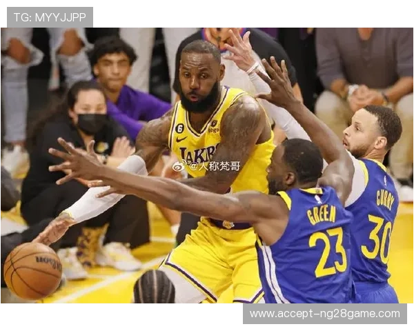 NBA季后赛激战正酣 詹姆斯领衔湖人迎战勇士再度上演经典对决