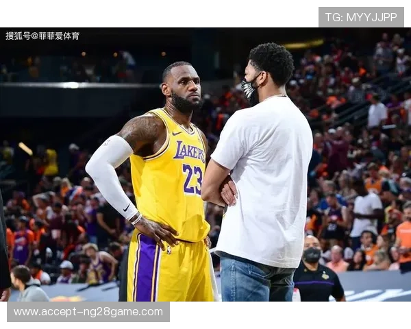 湖人队新赛季备战热火朝天 詹姆斯与浓眉齐心协力力争总冠军